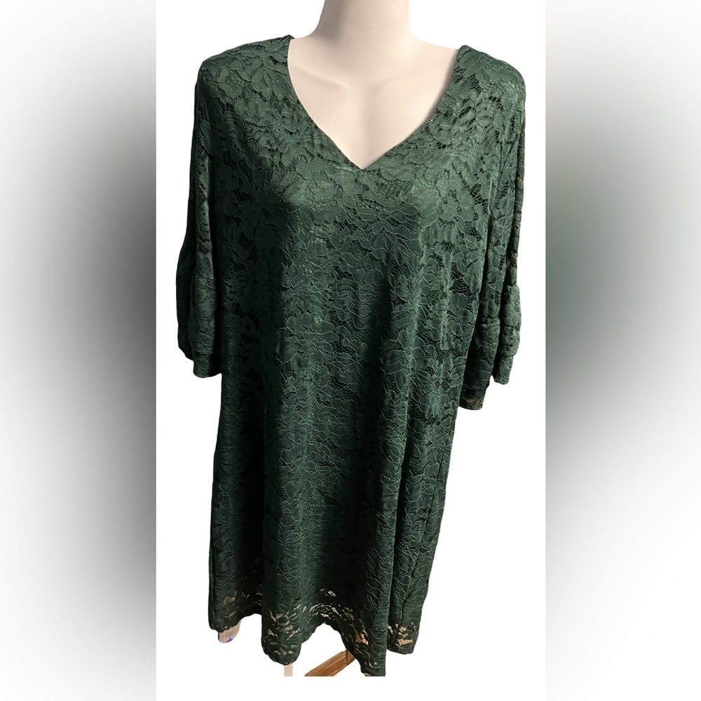 Belongsci Hunter Green Lace 3/4 length ruffle sleeve v-neck dress. NWT.